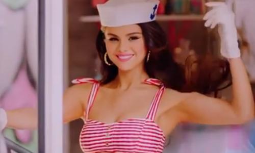 Selena Gomez poseert in badpak en toont opmerkelijk litteken: “Ik verborg het altijd” (foto)