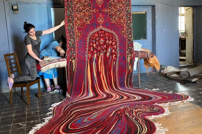 BIZAR. Deze kunstenaar laat tapijten “smelten” (foto’s)