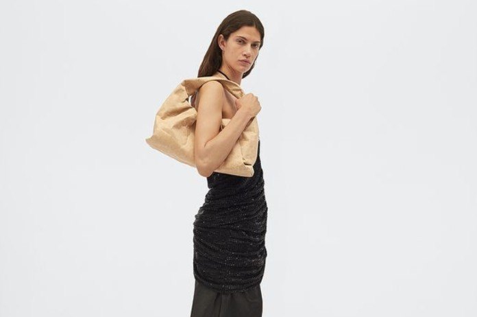 BIZAR. Deze handtassen worden volledig gemaakt van… papier (foto’s)