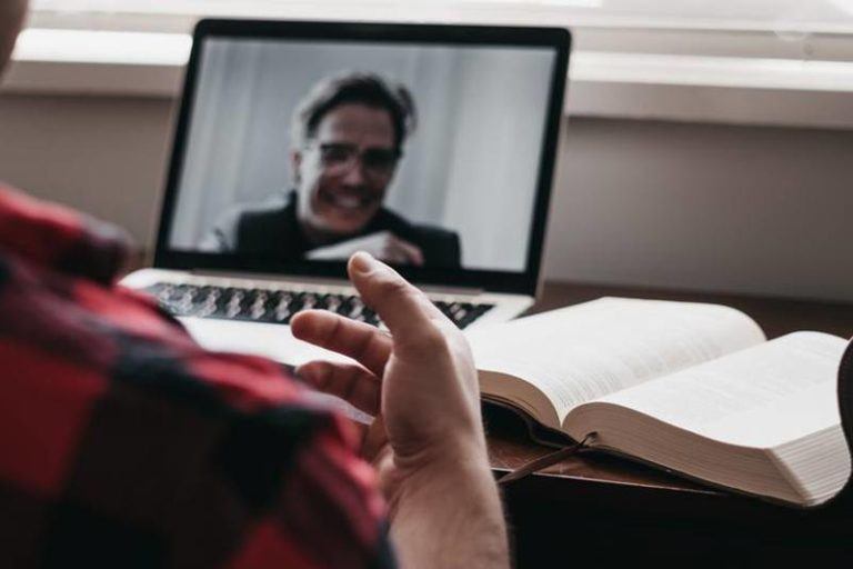 Helft Nederlanders stoort zich aan onverzorgde collega’s tijdens videocall