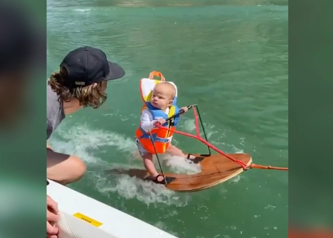 Ongelooflijk: baby van zes maanden op waterski’s oogst lof en kritiek