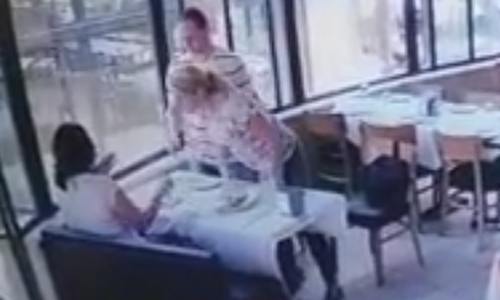 Vrouw betrapt haar overspelige man met minnares in restaurant. Wat volgt? STEVIG! (video)