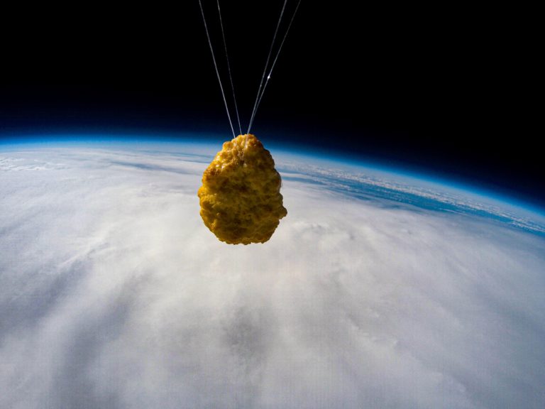 WTF. Kipnugget de ruimte ingeschoten voor dit jubileum