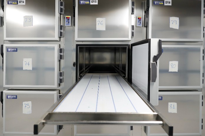 BIZAR. Begrafenisondernemer ontdekt dat “lijk” nog leeft na twintig uur in vriezer