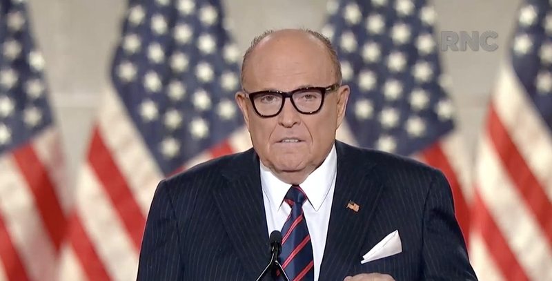 Nieuwe Borat-film brengt Trumps advocaat Rudy Giuliani in nauwe schoentjes (foto’s)