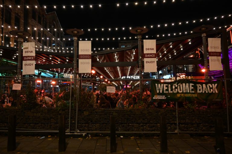 Laatste uitgaansavond in Liverpool loopt uit de hand (video)