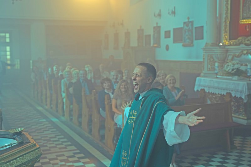 MOVIES. Jan Komasa sleept Oscarnominatie in de wacht met ‘Corpus Christi’: “De maatschappij is dol op zwarte schapen”