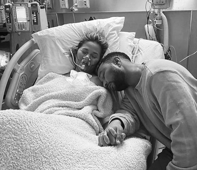 Chrissy Teigen verdedigt intieme foto’s van miskraam: “Ik wist absoluut dat ik dit verhaal moest delen”