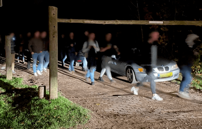 Nederlandse politie maakt einde aan minifestival met 300 feestgangers