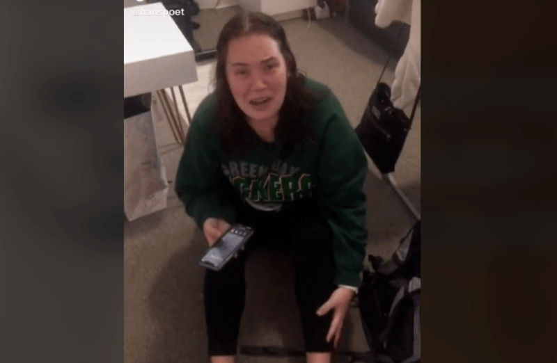 Studente ontroostbaar nadat ze per ongeluk taak met DEZE gênante titel inlevert