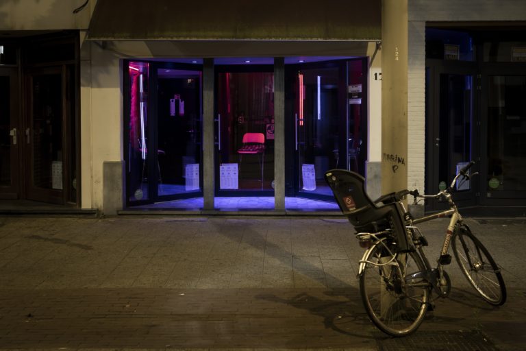 Prostituees lijden onder gebrek aan inkomsten door corona: “Het zijn sociale drama’s, spaargeld is op”