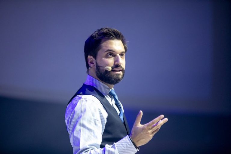 “Meer en striktere coronamaatregelen nodig”