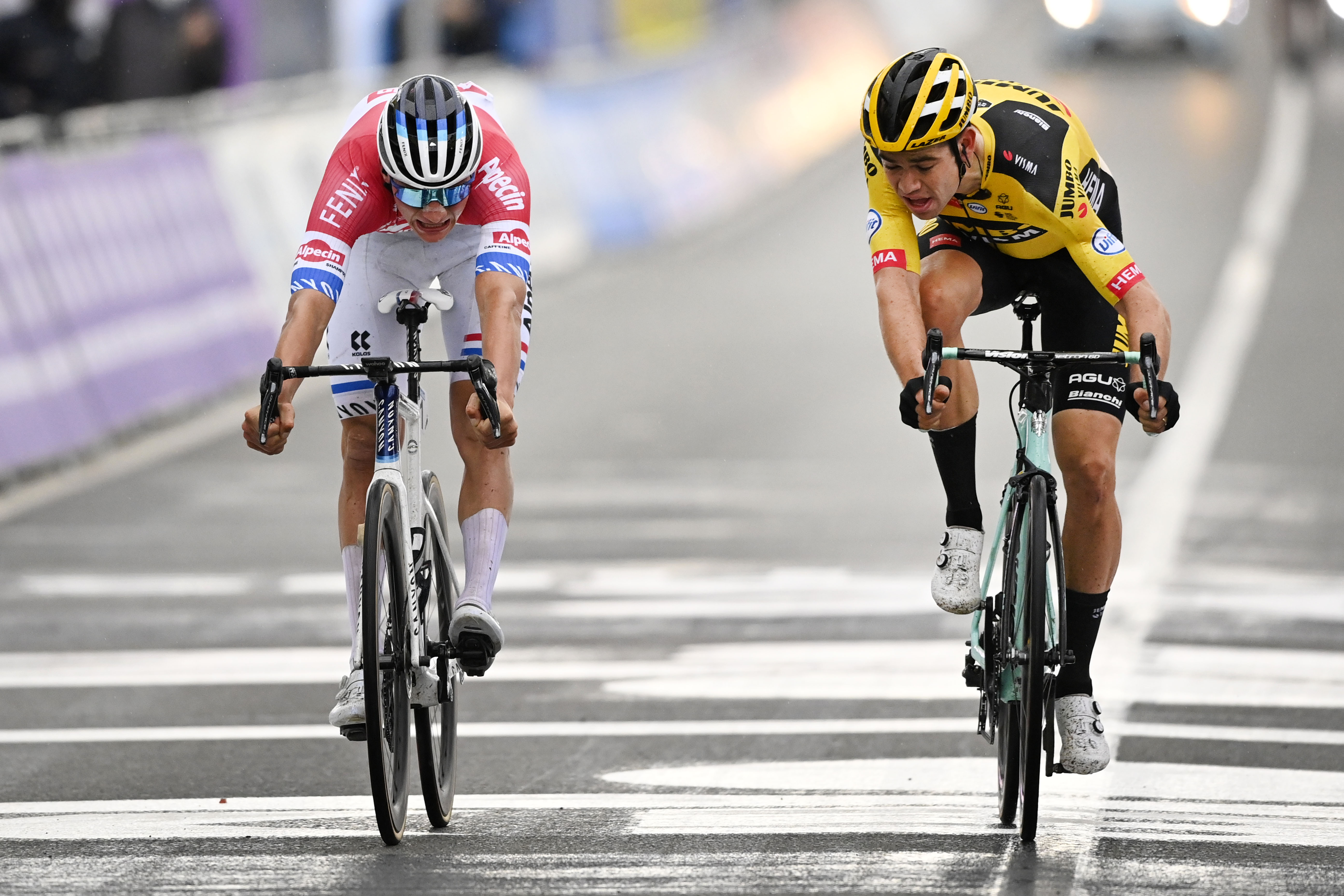 De Ronde: Mathieu Van der Poel klopt Wout van Aert in millimetersprint na titanenduel