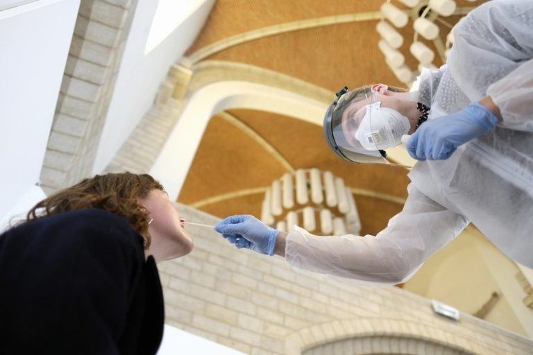 Aantal nieuwe besmettingen stijgt tot 12.500, een test op vijf is positief