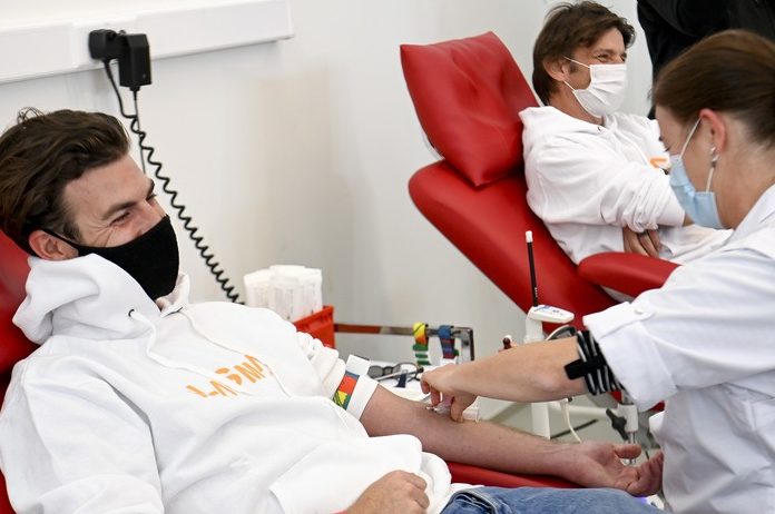 Koen Wauters en Joris Brys schenken bloedplasma voor COVID-onderzoek