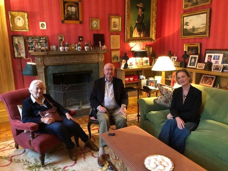 Prinses Delphine ontmoet koning Albert en koningin Paola in hun woning: “Een nieuw hoofdstuk”