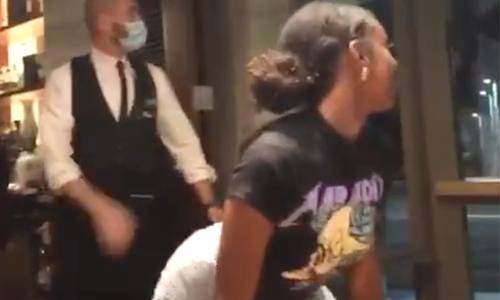 Dame doet pikant dansje in restaurant, maar dan stormt haar PARTNER binnen (video’s)