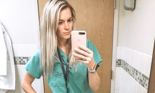 Dokteres onder vuur omdat ze ’te knap’ is en bikinifoto’s deelt. Haar reactie? GEWELDIG! (foto’s)