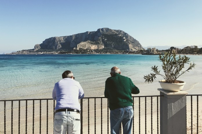 BIZAR. In dit afgelegen Italiaans dorpje wonen slechts twee mensen, ook zij doen aan social distancing