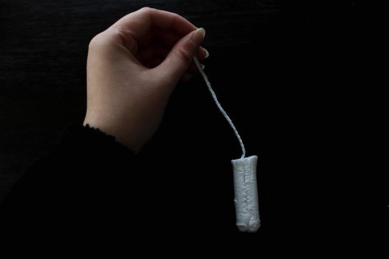 BIZAR. Vrouw sterft bijna nadat ze per ongeluk tampon vijf dagen lang laat zitten