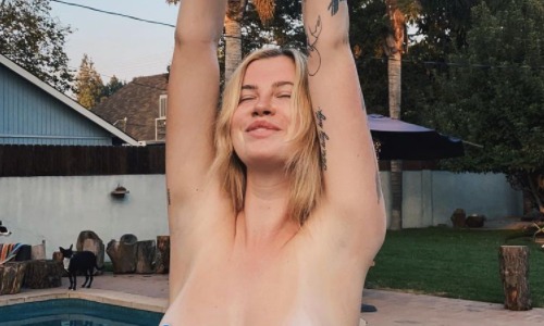 Dochter van beroemd acteurskoppel laat op ZEER PIKANTE wijze weten dat ze gestemd heeft (foto’s)