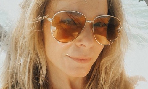 Zangeres LeAnn Rimes gaat uit de kleren en praat openhartig over huidaandoening: “Deed alles wat ik kon om het te verbergen” (foto’s)