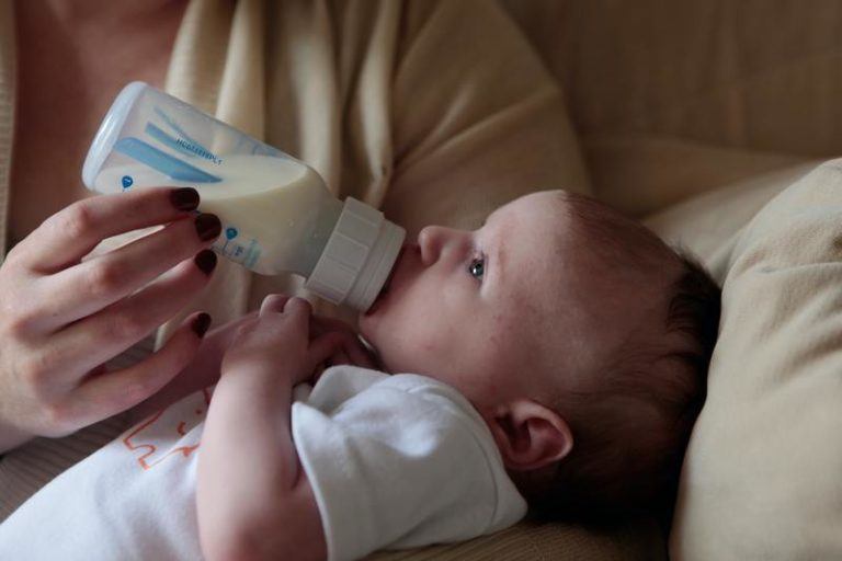 Baby’s die flesvoeding krijgen, slikken miljoenen microplastics per dag