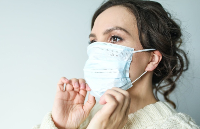 Zorgt het dragen van een mondmasker voor minder ernstige vorm van corona?