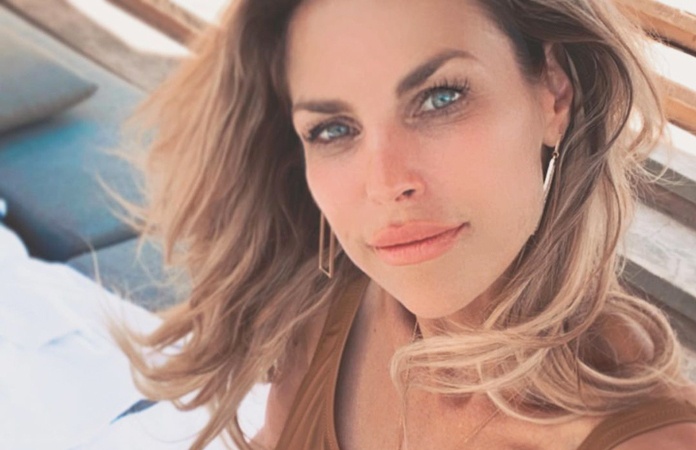 Tanja Dexters reageert op ongeruste fans: “Ik heb altijd smalle benen gehad” (foto)