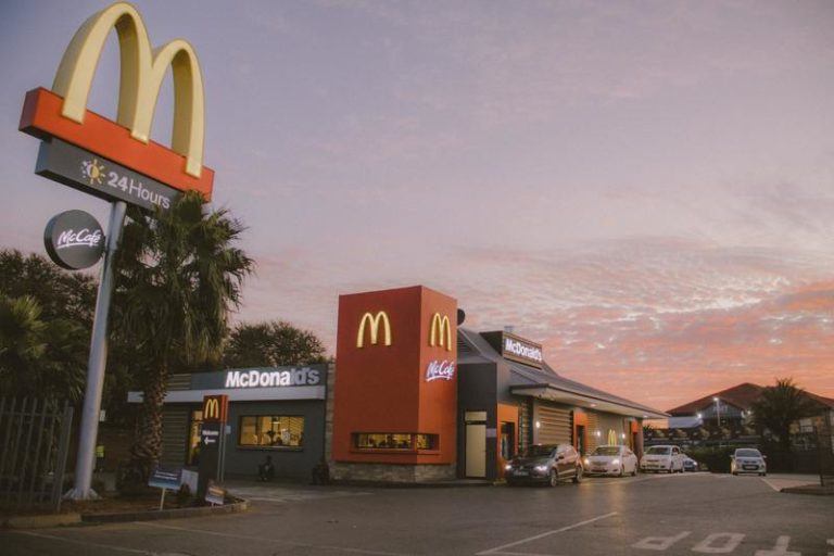 WTF. Vrouw gaat helemaal door het lint nadat ze geen saus krijgt aan drive-in McDonald’s (video)