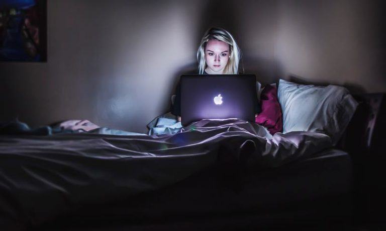 Meer schermtijd = meer online pesten
