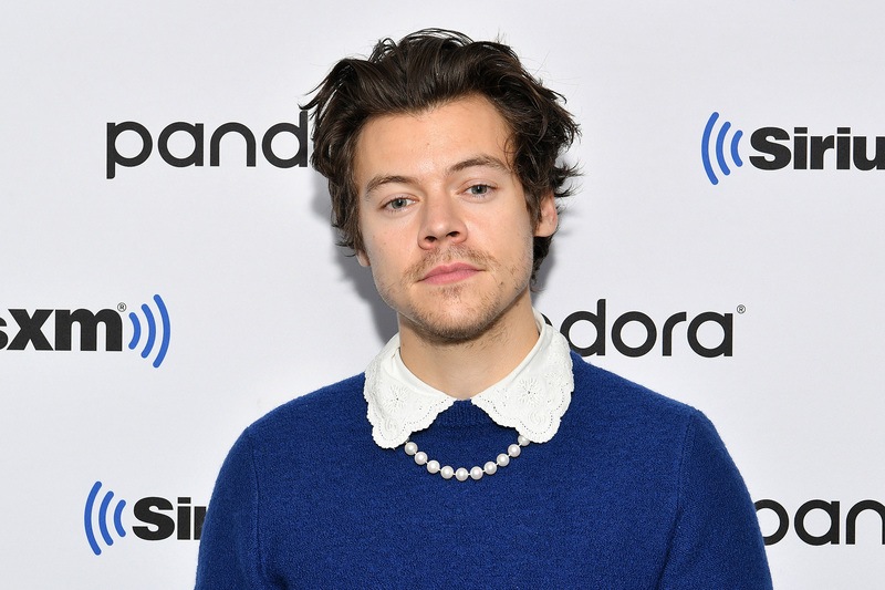 Harry Styles in vrouwenkleren beroert de gemoederen: “Breng de mannelijke man terug”