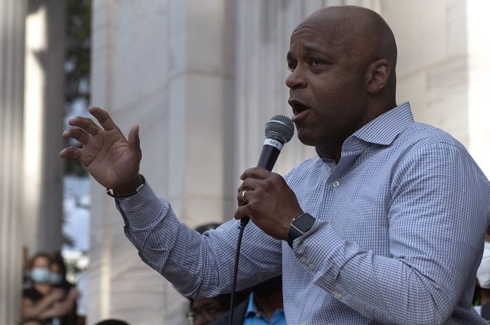 BIZAR. Burgemeester roept op om thuis te blijven en stapt daarna in vliegtuig