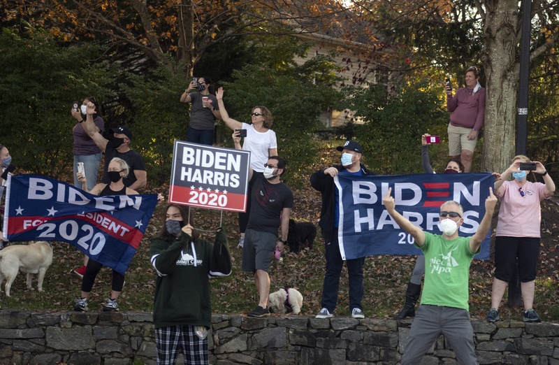 Enkele Republikeinse felicitaties druppelen binnen voor Joe Biden