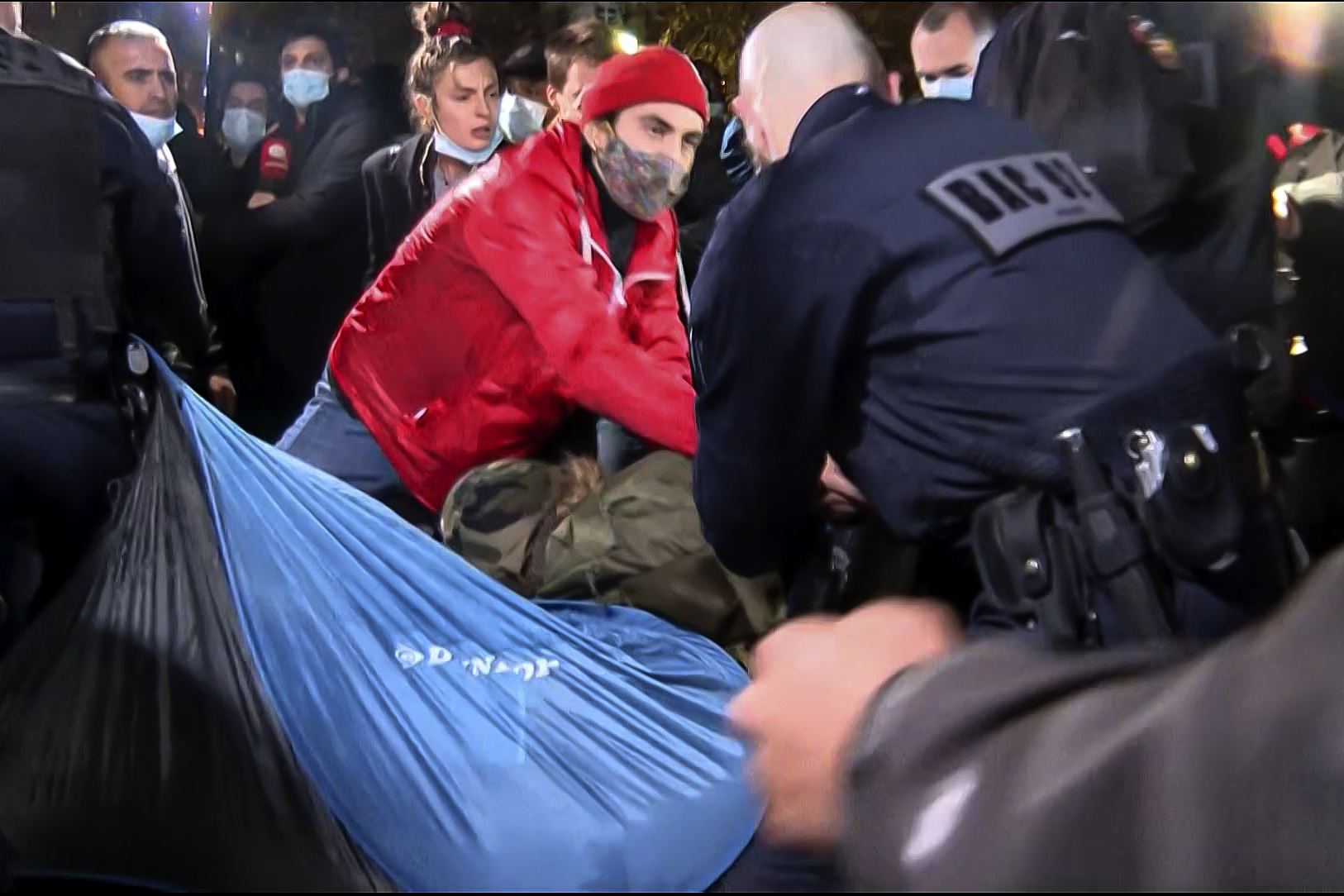 Beelden van hardhandige ontruiming vluchtelingenprotest shockeren Parijs: “Totaal gestoord” (video)