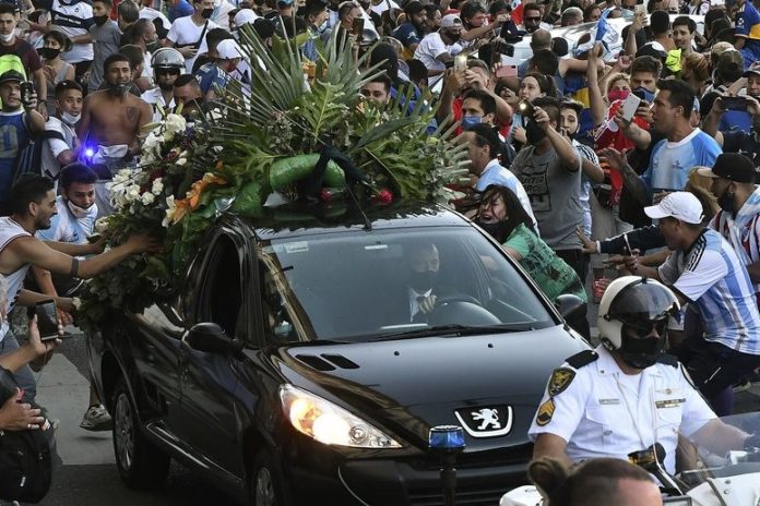 BIZAR. Begrafenismedewerker doet DIT met lichaam Maradona en wordt direct ontslagen