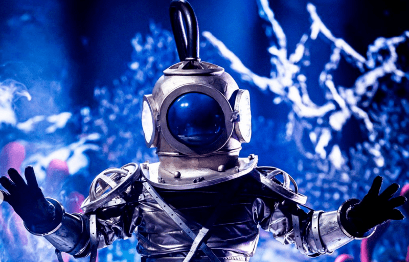 Duiker uit ‘The Masked Singer’ onthult op Instagram wie hij is
