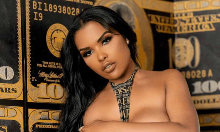 Playboymodel moet van outfit veranderen door “te uitdagend topje” op vliegtuig (video)