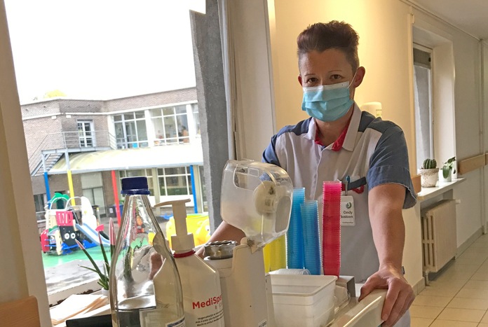 Frituuruitbaatster Cindy springt tijdelijk bij in woonzorgcentrum