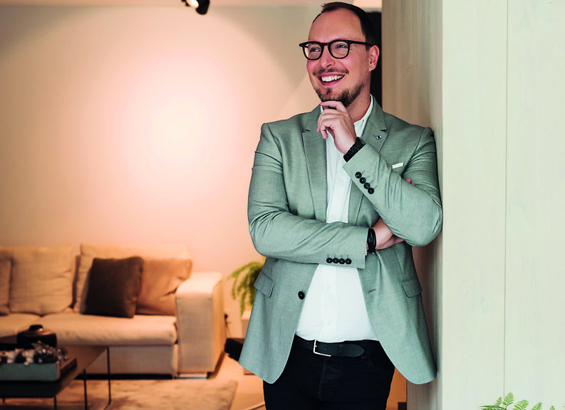 Bart Appeltans uit ‘Blind Gekocht’ verklapt de laatste interieurtrends: “De klassieke open haard is helemaal terug”