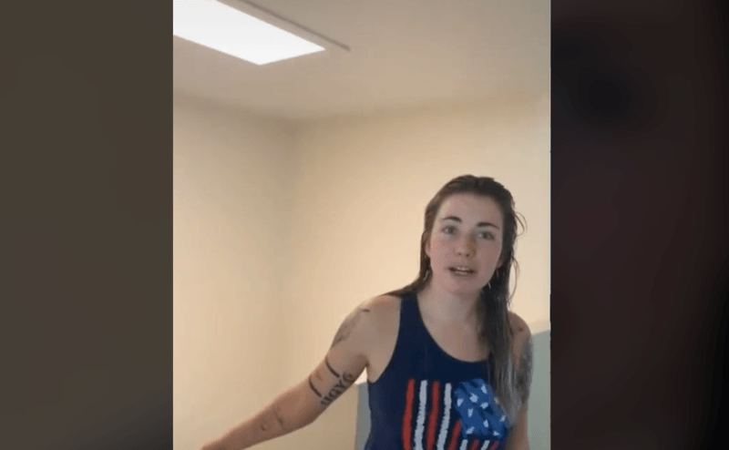 Vrouw klaagt dat lichtschakelaar niet werkt, tot haar man haar op hilarische flater wijst (video)