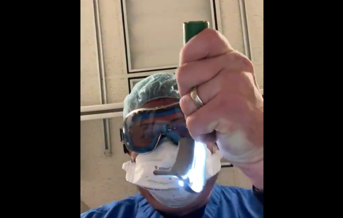 Dokter bootst afschuwelijke eindstrijd corona na: “Hoop dat je laatste momenten er niet zo uitzien” (video)