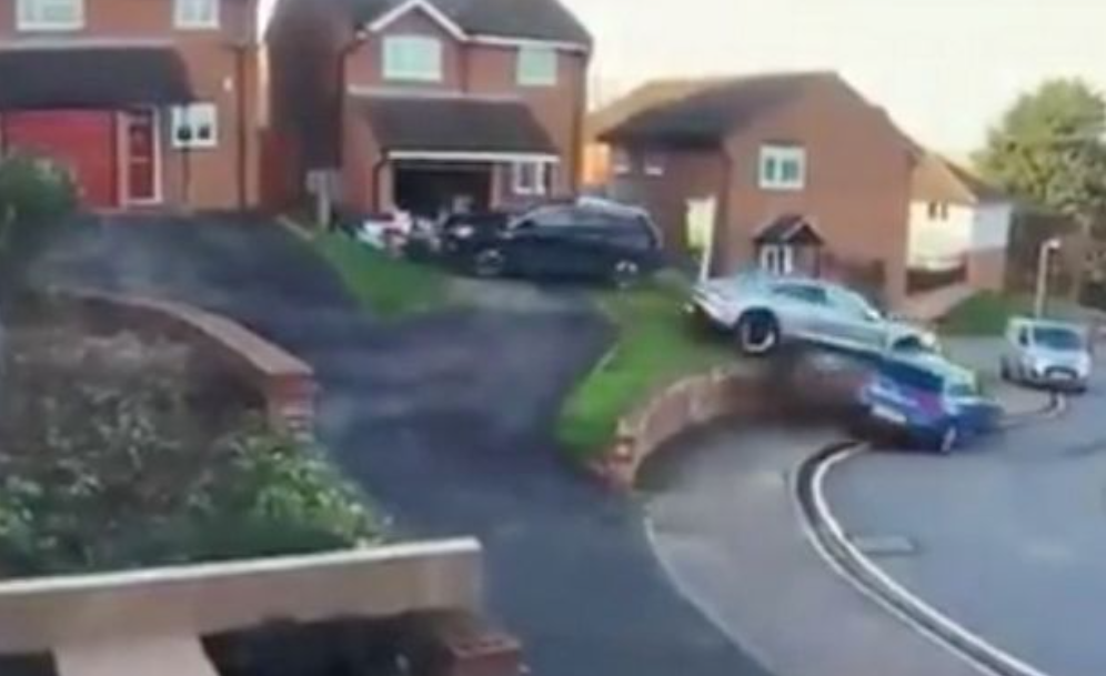 Slechtste chauffeur ooit? Gloednieuwe Porsche probeert te parkeren, maar dat gaat volledig fout (video)