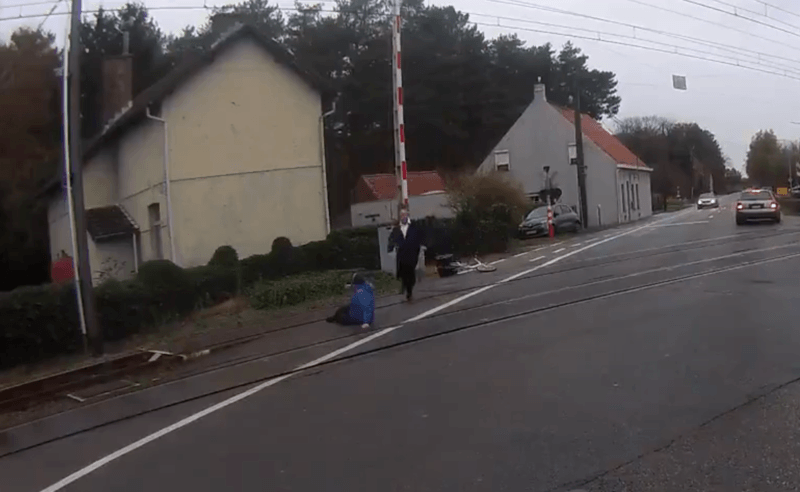 Wat een held: buschauffeur aarzelt niet wanneer hij bejaarde vrouw op treinsporen ziet vallen (video)