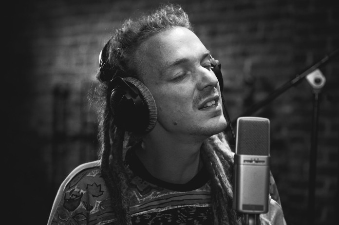 SOUNDCHECK. Wannes Beernaert brengt eerbetoon aan overleden zoontje met debuut-EP: “Muziek werkt als een vaccin tegen het zwarte gat”