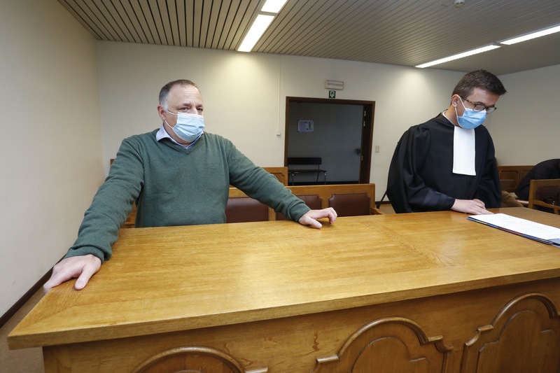 Proces tegen Marc Van Ranst van start gegaan: eiser ziet meteen af van procedure