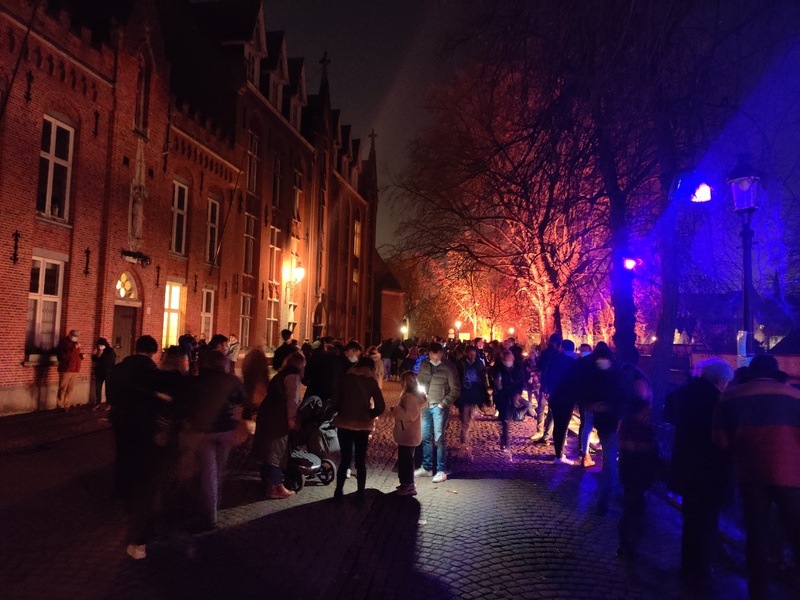 Te druk in Brussel en Brugge last lichtspektakel tijdelijk af: “Blijf weg”