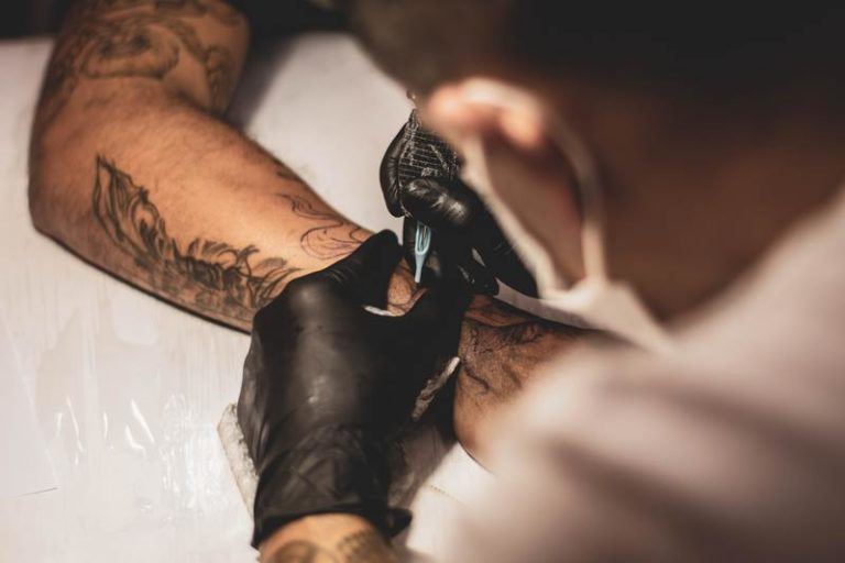 WTF. “Vieze” vader afgekraakt voor wansmakelijke tattoos van zijn kinderen (foto)