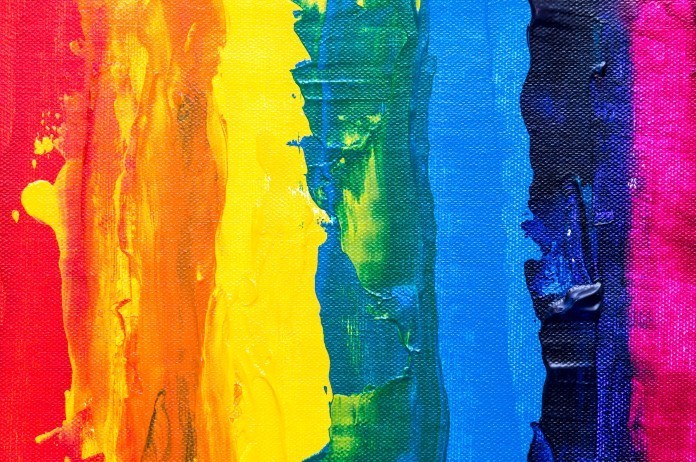 BIZAR. Vrouw stomverbaasd nadat man huis stiekem verft in alle kleuren van de regenboog