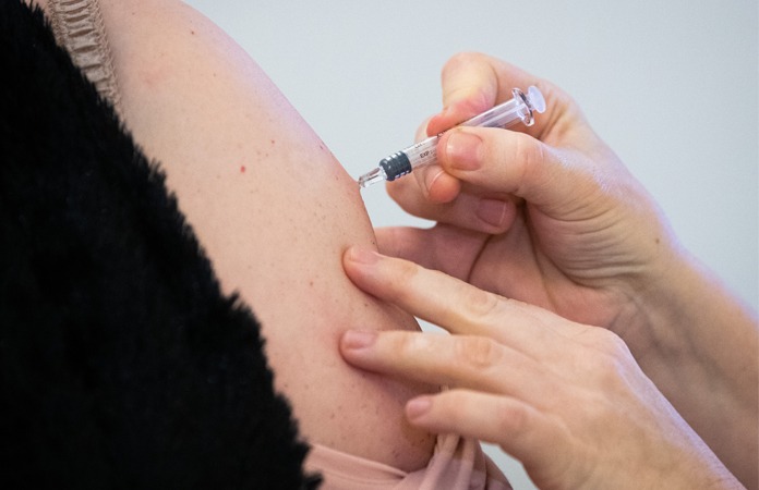 Man geeft toe dat hij coronavaccinatie gaat faken: “Ik heb al drie dokters gevonden die dat tegen betaling willen doen”